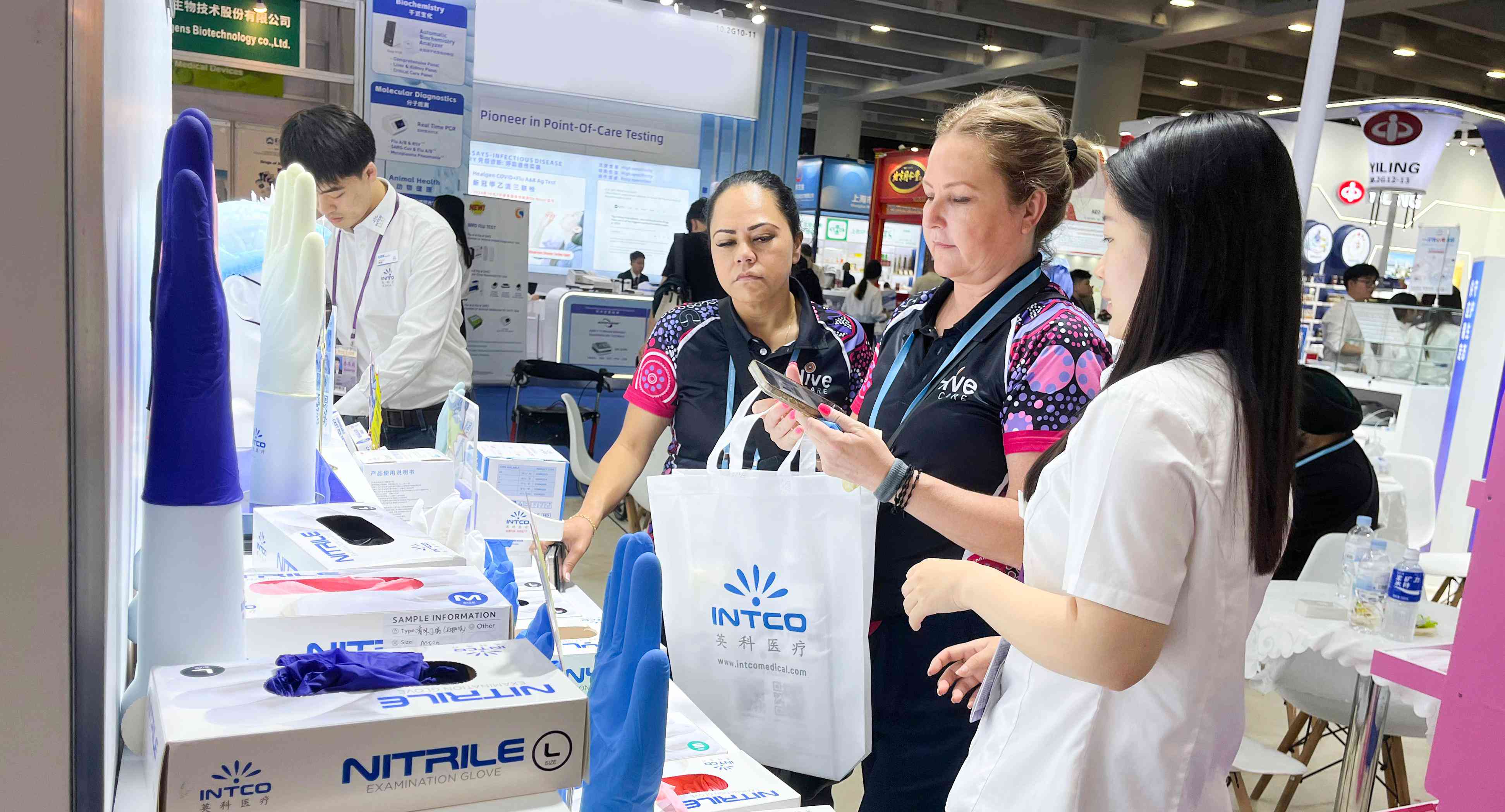 乐发welcome医疗集中展示了一次性手套、轮椅、冷热敷、卫生棉条等明星产品